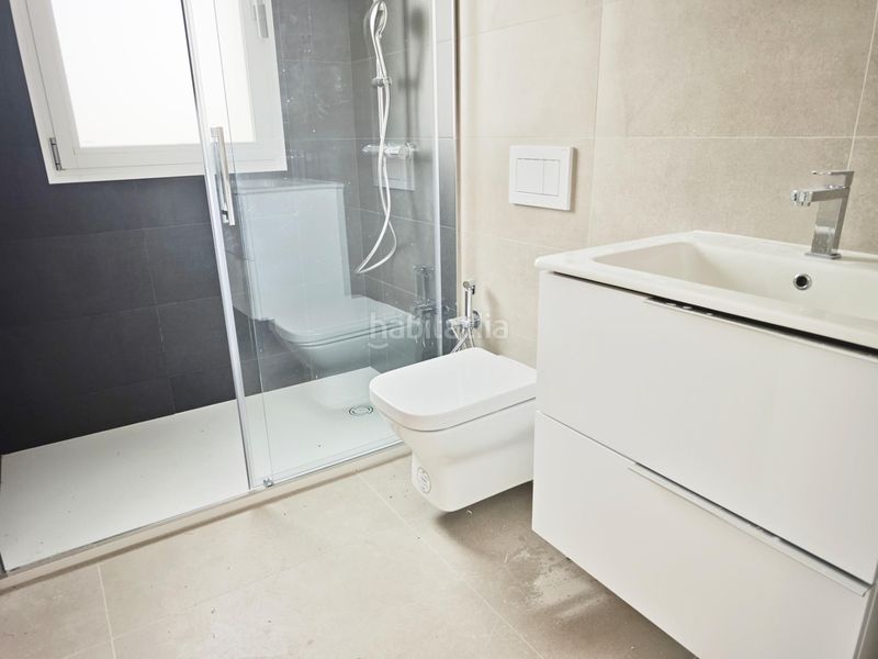 Foto bc06f1b0-0001-4b9b-b71c-dc064f338f0b. Casa aparellada amb aparcament piscina a Coín