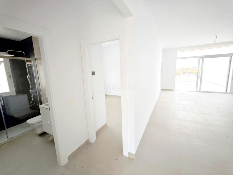 Foto d18017e7-3f16-45c2-96ba-f49e3dab8ae0. Casa aparellada amb aparcament piscina a Coín