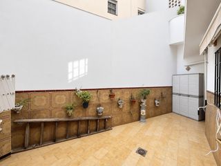 Haus in La Trinidad. Casa mata en pleno corazón de málaga
