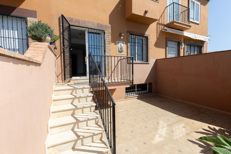 Foto e8b27f82-d6e1-4172-b9ed-c695f17da121. Casa adossada a calle zagra 2 a Benajarafe