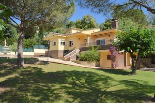 House in Urbanitzacions del Nord. Casa muy cómoda, con gran jardín, y piscina comunitaria