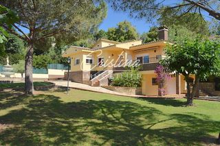 Casa a Urbanitzacions del Nord. Casa muy cómoda, con gran jardín, y piscina comunitaria