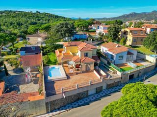 Xalet  Eroles. Casa con jardín y piscina en sagaró