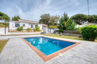 Casa a Urbanitzacions del Nord. Bonita casa con piscina