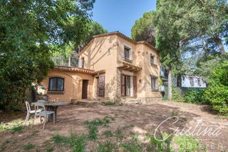 Semi detached house in Golf Costa Brava. Casa adosada con jardin en golf costa brava