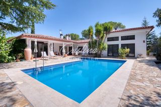 Chalet en Golf Costa Brava. Exclusiva villa de una sola planta con piscina privada en un ent
