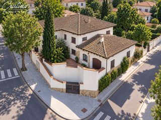 Chalet  Del sol. Casa con jardín, ascensor y vistas a la muralla en pleno centro