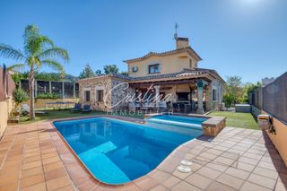 Xalet a Santa Cristina Poble. Preciosa casa con piscina , zona centro con licencia turística