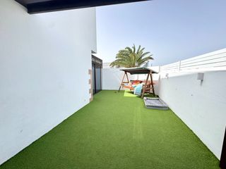 Maison jumelée à Playa Honda. Fabulosa vivienda en playa honda en urbanización con piscina.