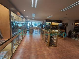 Local Comercial  N/a. Se vende local comercial completamente reformado y situado a poc