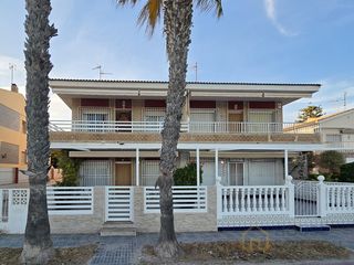 Pis  Paseo de los narejos. Vivienda en primera línea de playa con terraza y aparcamiento  l