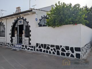 Casa  Avenida justo quesada. Casa en planta baja en esquina con amplios patios y terraza  oas