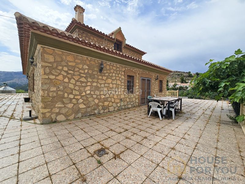 Foto 30d53ed6-a4b4-4f7f-b140-3d87a1a383f7. Masia amb aparcament a Castril