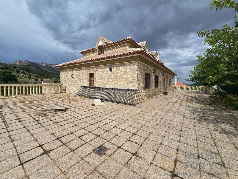 Foto 53699a3a-910d-4f42-b98c-387ba99ca377. Masia amb aparcament a Castril