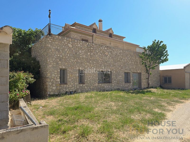 Foto f35b4ce4-c1b8-4862-ae28-7f465b1c5a2a. Masia amb aparcament a Castril