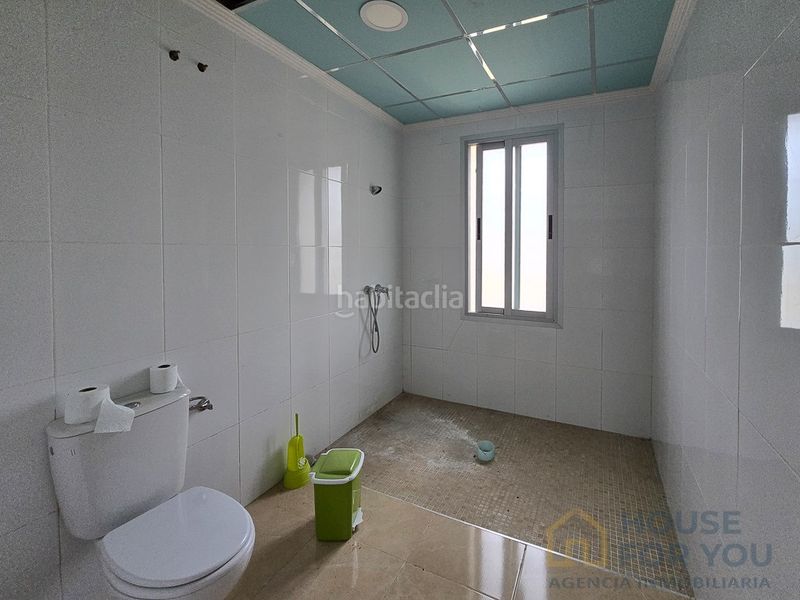 Foto fe8e8eb9-3984-4dc8-809e-a37946903814. Masia amb aparcament a Castril