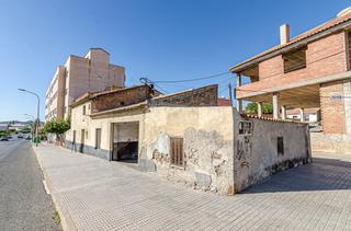 Maison à Carretera alicante 87. Oportunidad de compra....  casa a reacondicionar en cobatillas..