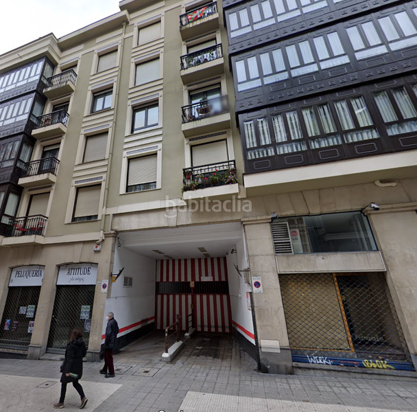 Foto d6b9bada-de07-4283-a9f5-61f00a6f8232. Car parking in Plaza Circular Bilbao