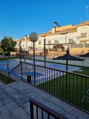 Casa en Martos. Venta de adosado con piscina