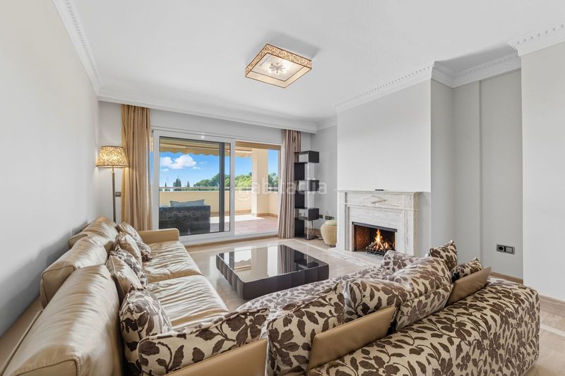 Foto c89e3b2b-31f4-4363-9855-8d840ac02444. Pis amb aparcament a Sierra Blanca Marbella