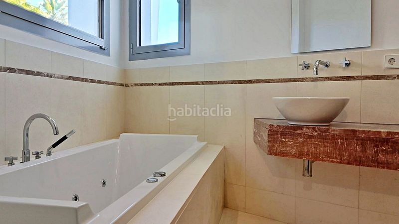 Foto a360b695-26c3-4d5f-83b8-95cfd4571b6e. Casa adossada amb aparcament a Sierra Blanca Marbella