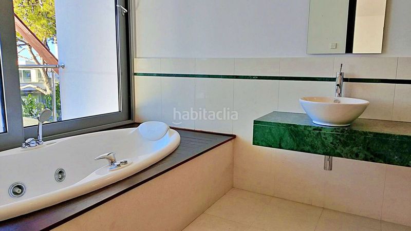 Foto af45d588-25e7-48c7-ad17-003382c6ed2c. Casa adossada amb aparcament a Sierra Blanca Marbella