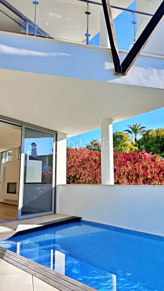 Foto cd5ad511-71cc-4f01-9ba1-b6cef210bffa. Casa adossada amb aparcament a Sierra Blanca Marbella