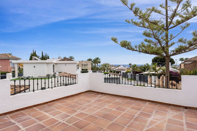 Foto 73d12c62-f23e-43d8-9bcc-58430925de2f. Casa adossada amb aparcament a Las Chapas - Alicate Playa Marbella