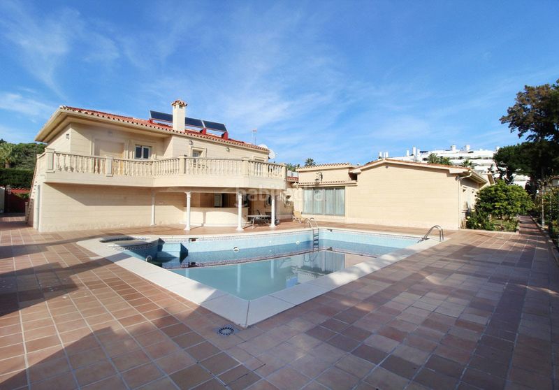 Foto a060cff8-24b3-474b-a516-af404ac9eb91. Casa adossada amb aparcament a Guadalmina Baja Marbella