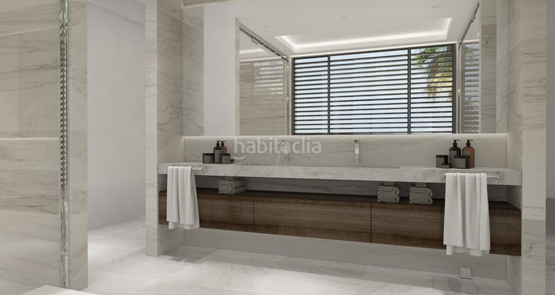 Foto a5e8e86a-cdce-44d3-aaf0-55e2c5e86c86. Casa adossada amb aparcament a La Zagaleta Benahavís