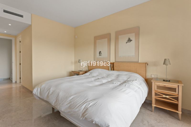 Foto 6422657a-46eb-43a3-8456-a802052eef8a. Pis amb aparcament a Elviria Marbella