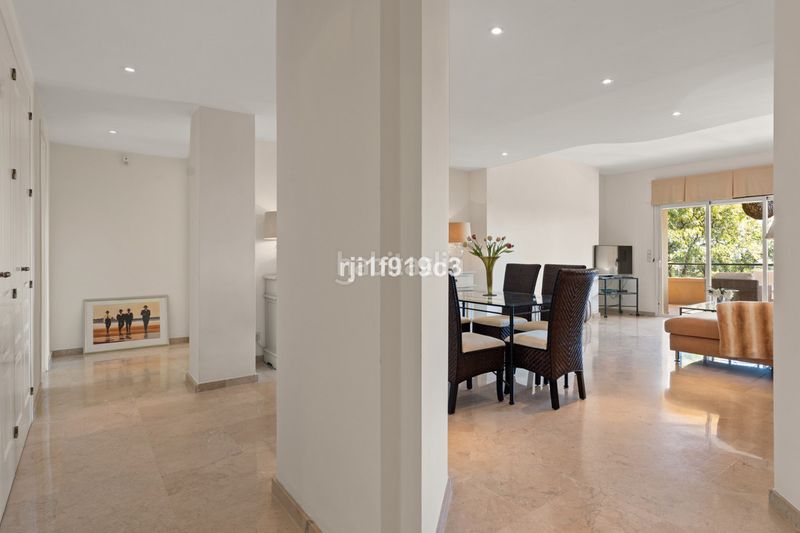 Foto 81b0b179-7983-4127-82e2-d359d0c8aab8. Pis amb aparcament a Elviria Marbella