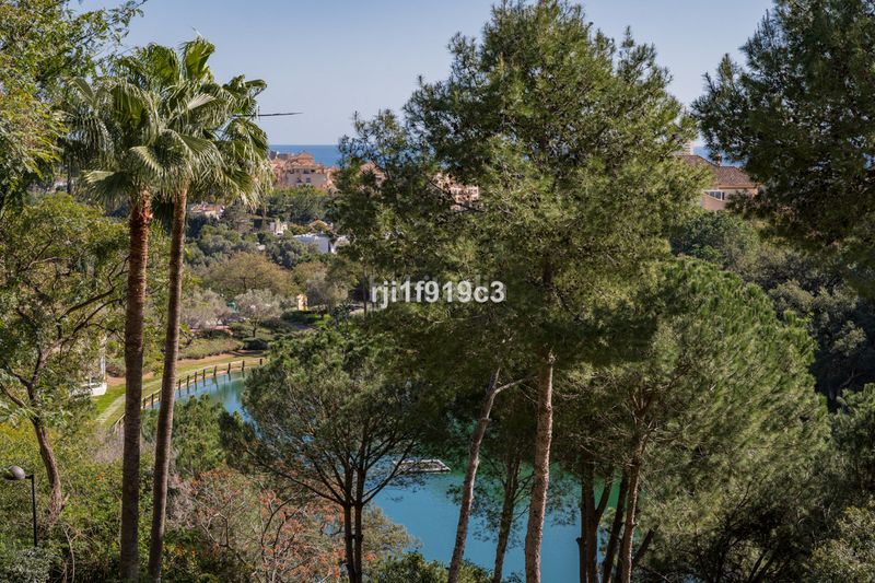 Foto 86cee02b-af15-4133-9c36-d7a0a2077d65. Pis amb aparcament a Elviria Marbella