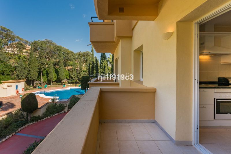 Foto a6ba1cbb-1e8a-43be-89f8-cec7192f781d. Pis amb aparcament a Elviria Marbella
