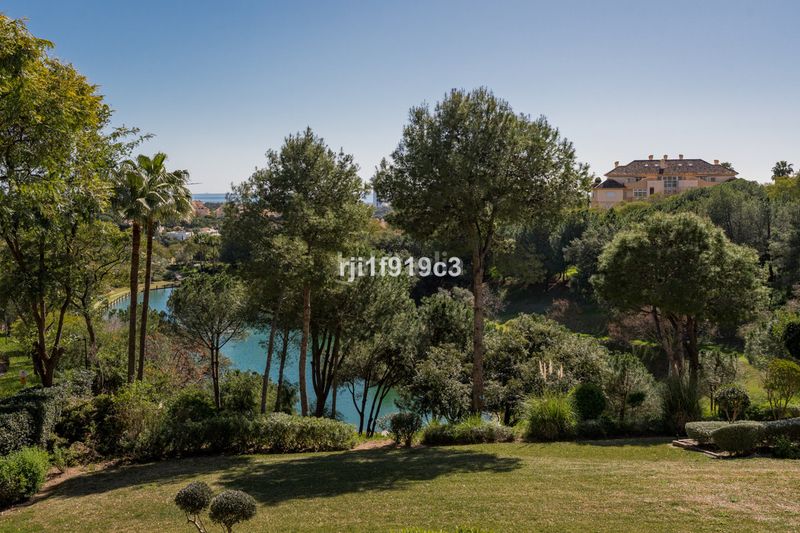 Foto a74e2145-8e93-4aa2-acac-79d8a1d289d2. Pis amb aparcament a Elviria Marbella