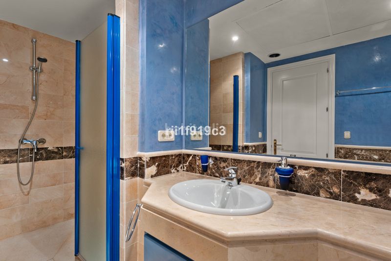 Foto b80a9de8-fce3-494c-82d6-487158f22542. Pis amb aparcament a Elviria Marbella
