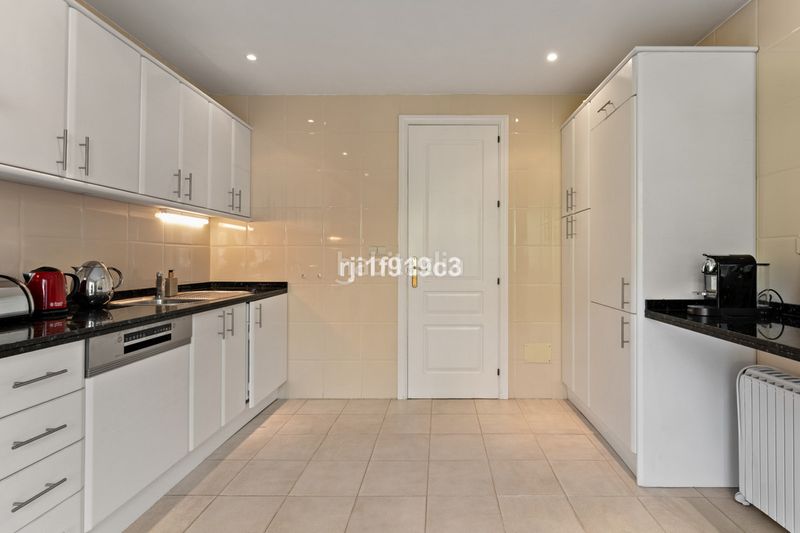 Foto b886e0e9-10b5-4582-a433-411d9f1ddd97. Pis amb aparcament a Elviria Marbella
