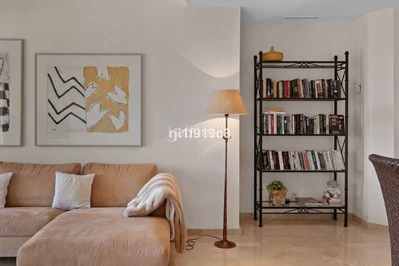 Foto c9ac49d2-0332-4c3f-b0cb-f05e591a7354. Pis amb aparcament a Elviria Marbella