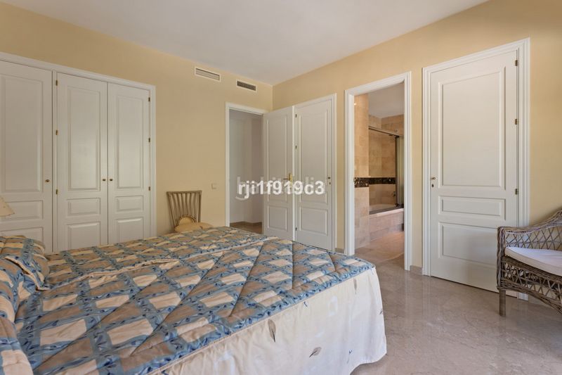 Foto f5ab6c3c-7d0e-4c68-85ae-a0f46644a3ae. Pis amb aparcament a Elviria Marbella
