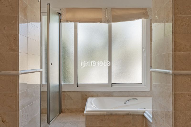 Foto f5ec3e42-0a91-4f0c-8053-dae15e08fb45. Pis amb aparcament a Elviria Marbella