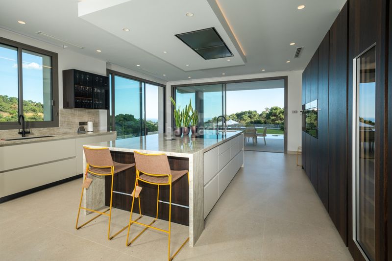 Foto c48a7904-4c73-41cd-922e-005403a86412. Casa adossada amb aparcament a La Zagaleta Benahavís