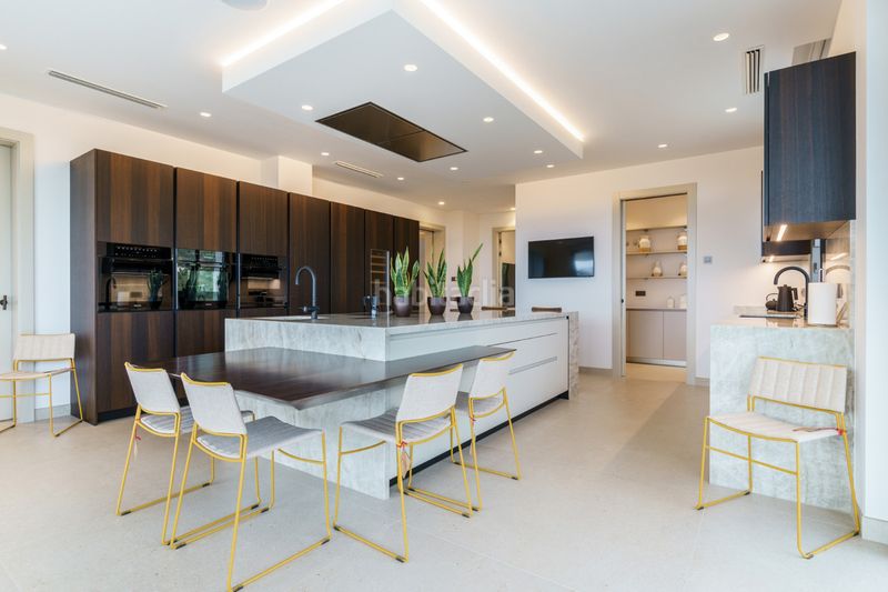 Foto e7edeae7-be75-4377-b393-9ad576e7184a. Casa adossada amb aparcament a La Zagaleta Benahavís