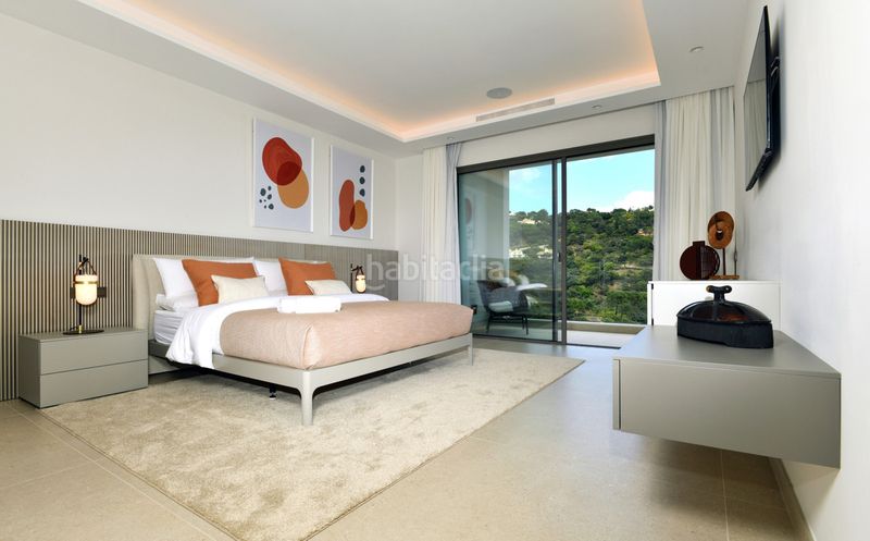 Foto f1ead44f-69f5-42d1-bed1-ac5e1de242a2. Casa adossada amb aparcament a La Zagaleta Benahavís