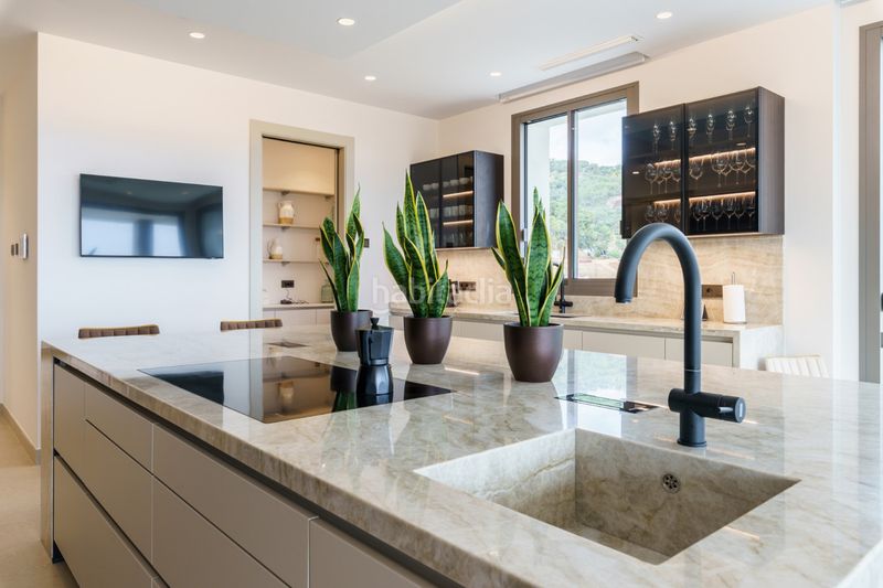 Foto f9fa4964-839d-40c0-bbb2-c36a60b0f6cc. Casa adossada amb aparcament a La Zagaleta Benahavís