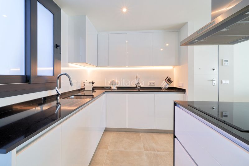 Foto 3e00b73e-1b88-40cf-89b4-a5de765791f8. Pis amb aparcament a Benatalaya Estepona