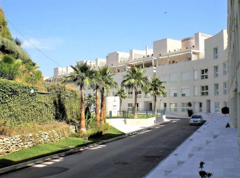 Foto 2e203875-d88d-4632-ae62-074a2d23724c. Pis amb aparcament a Las Brisas Marbella