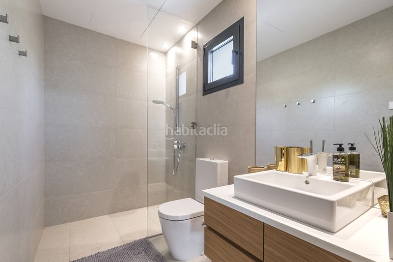 Foto f79c2ebe-eab3-4850-a5bf-3a6a4d1a4bd0. Casa adossada a Costabella Marbella