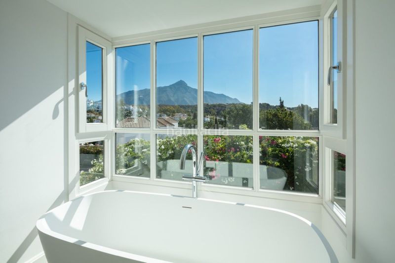 Foto 2c7acaae-0c38-410b-b467-7bd0a2090ad4. Casa adosada en Las Brisas Marbella