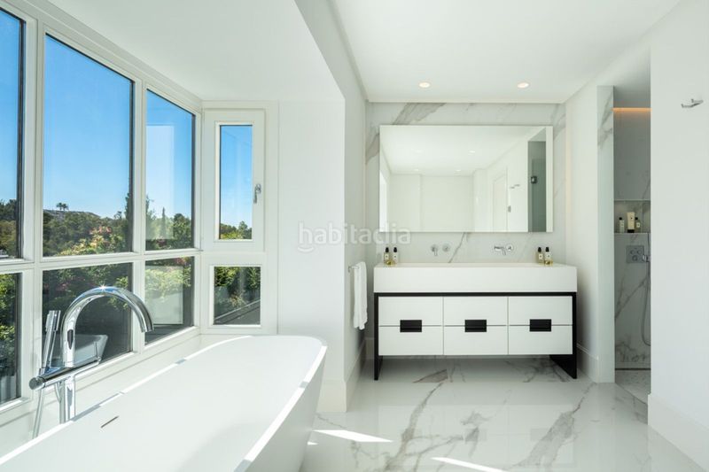 Foto c8be4c3d-485b-42c4-8862-53a5c1eefb24. Casa adossada amb aparcament a Las Brisas Marbella