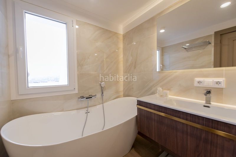 Foto c354cced-1b55-47f0-bb25-46b2f7e097e9. Casa adosada en Las Brisas Marbella